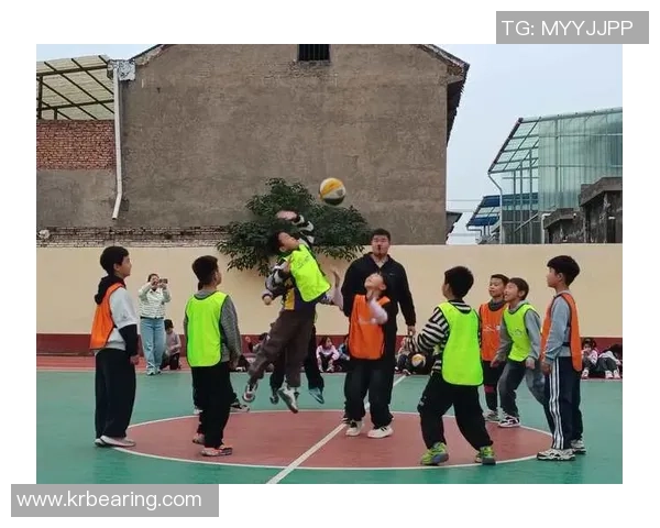 两个人打篮球是否意味着他们之间的暧昧关系潜藏在运动的激情中